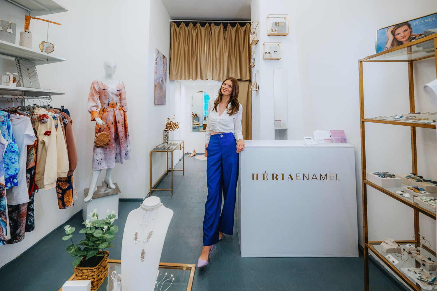 Héria Enamel Salon egyedi tervezésű magyar ruhák és ékszerek!